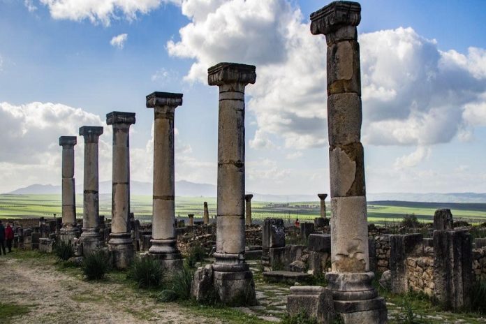 Volubilis, une oasis romaine au Maroc, célèbre pour ses mosaïques.